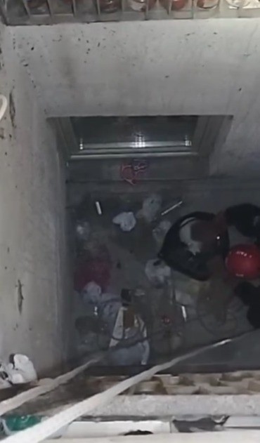 Havalandırma boşluğuna d&uuml;şen kediyi itfaiye kurtardı
