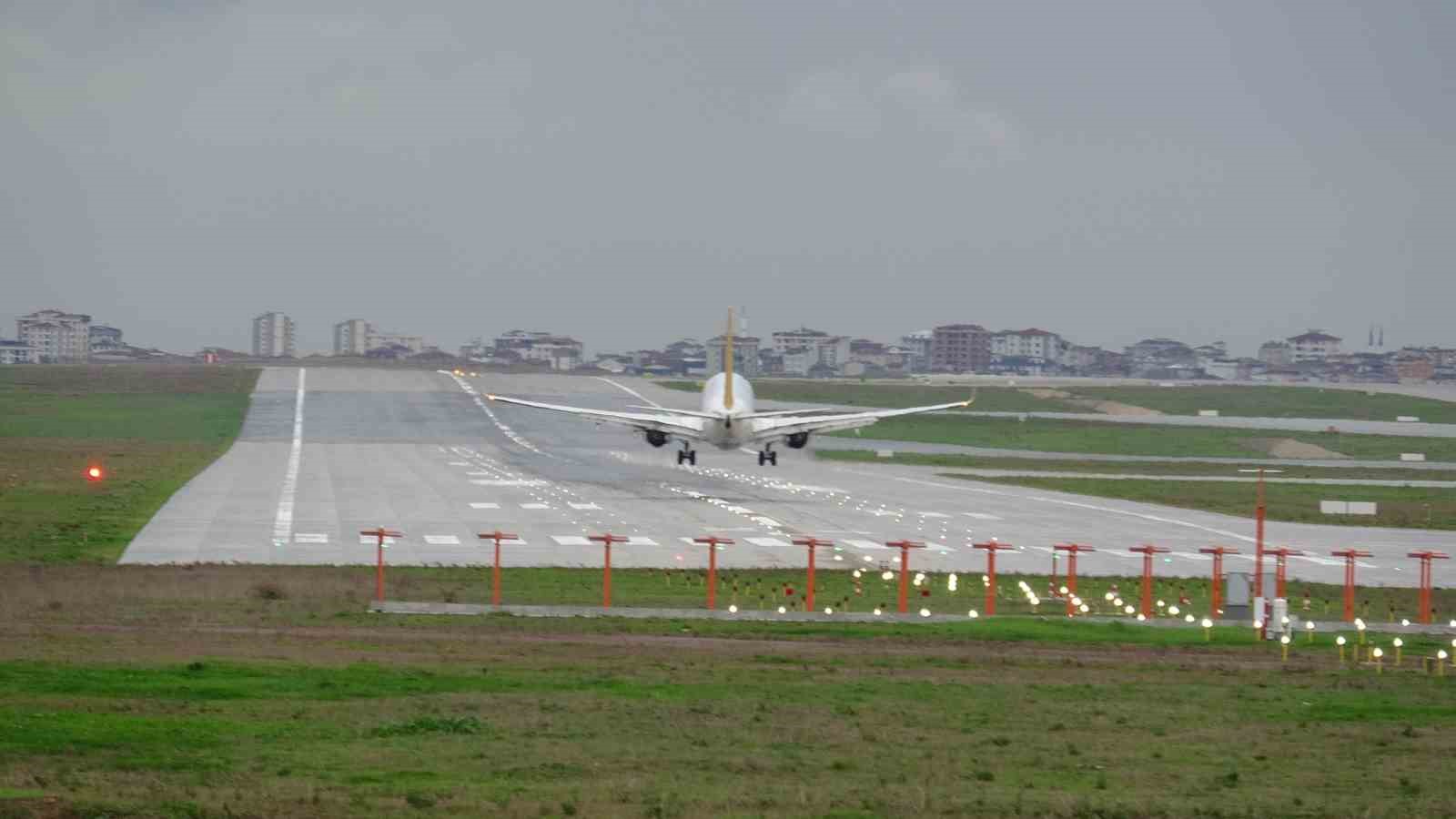 Sabiha Gökçen’in pistinde popüler hale gelen seyir terası ziyaretçi akınına uğruyor