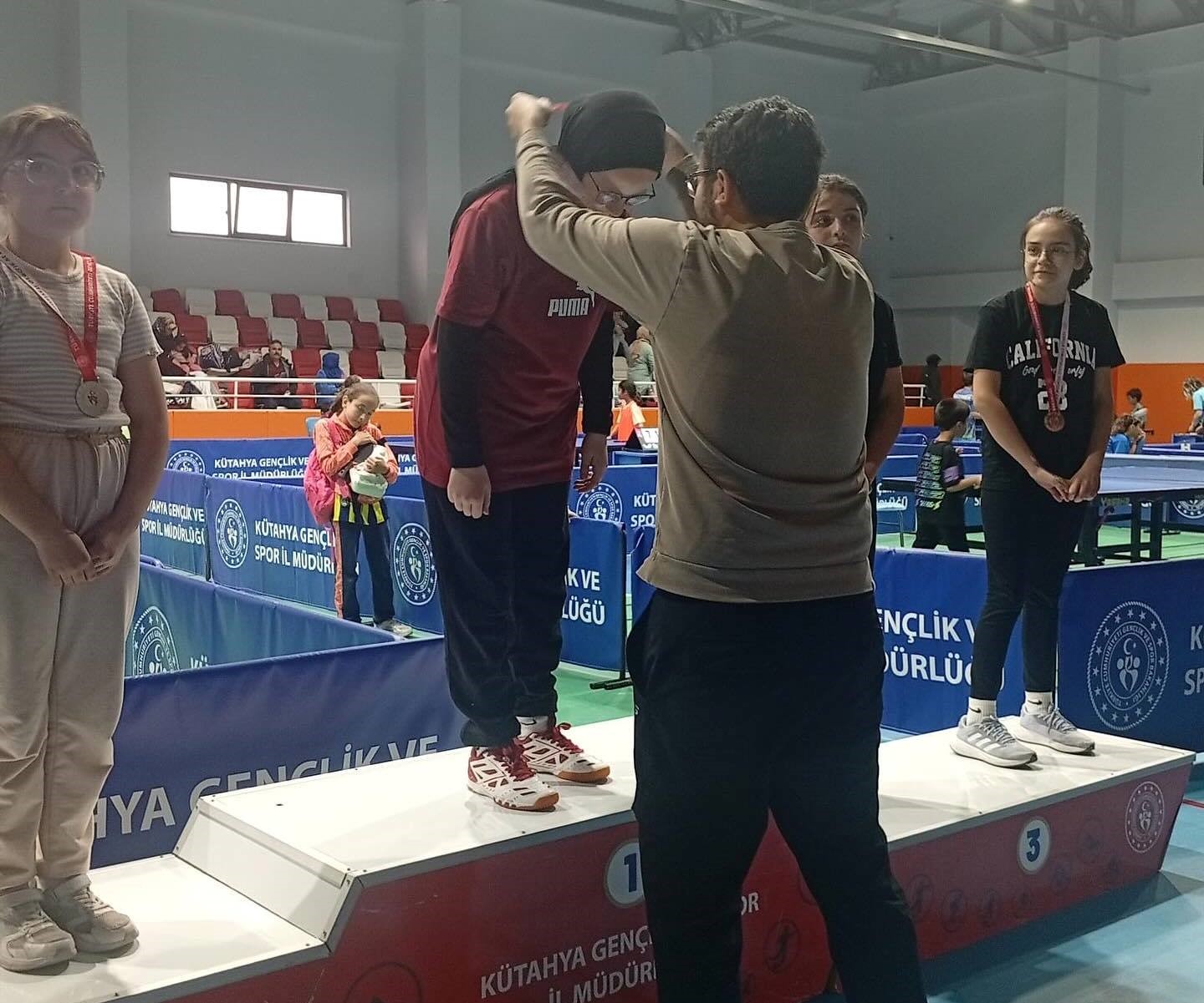 Kütahya Akşemsettin Kız Anadolu İmam Hatip Lisesi’nin masa tenisi başarısı
