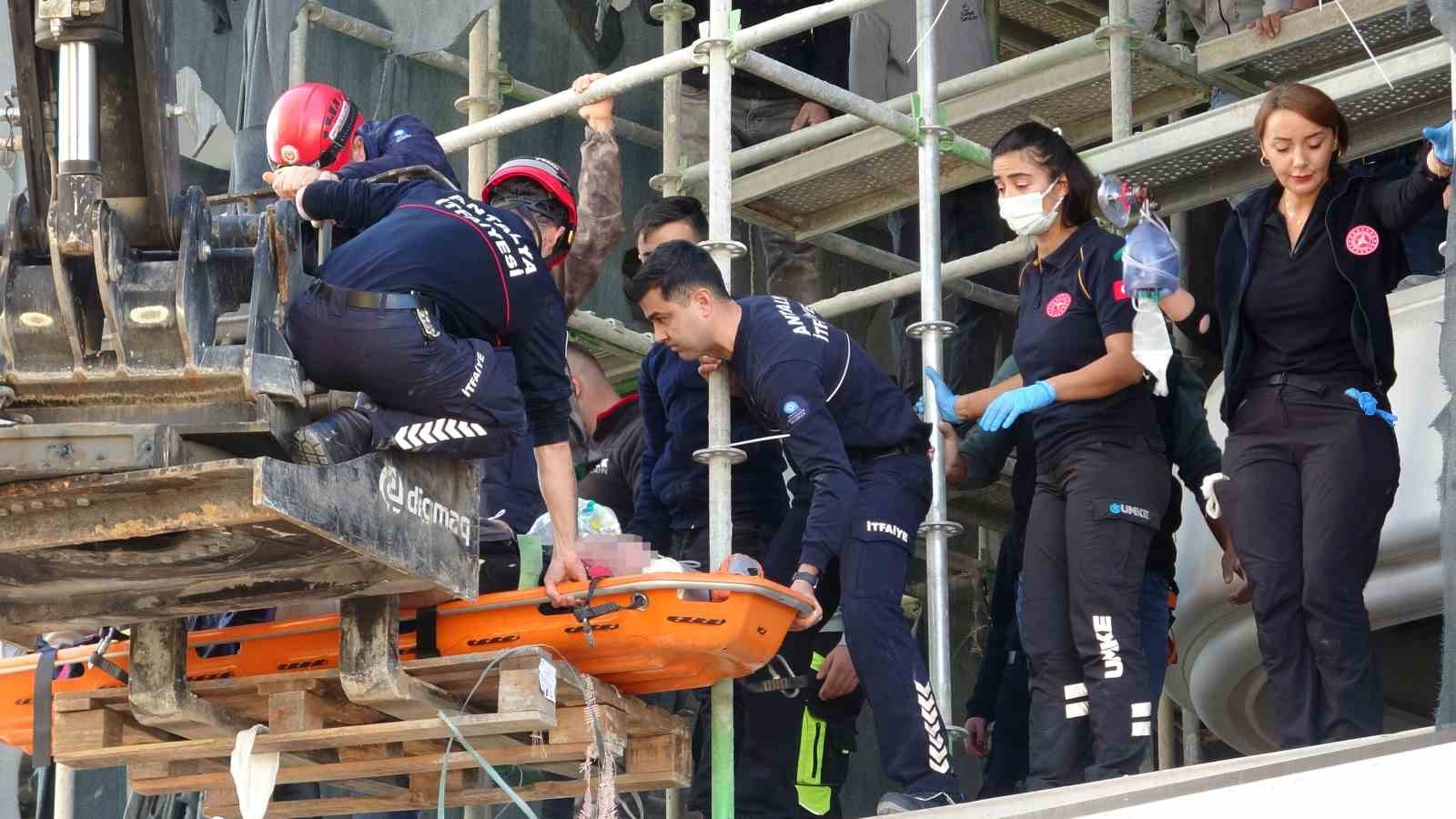 Antalya’da inşaat iskelesinden düşen işçi ağır yaralandı