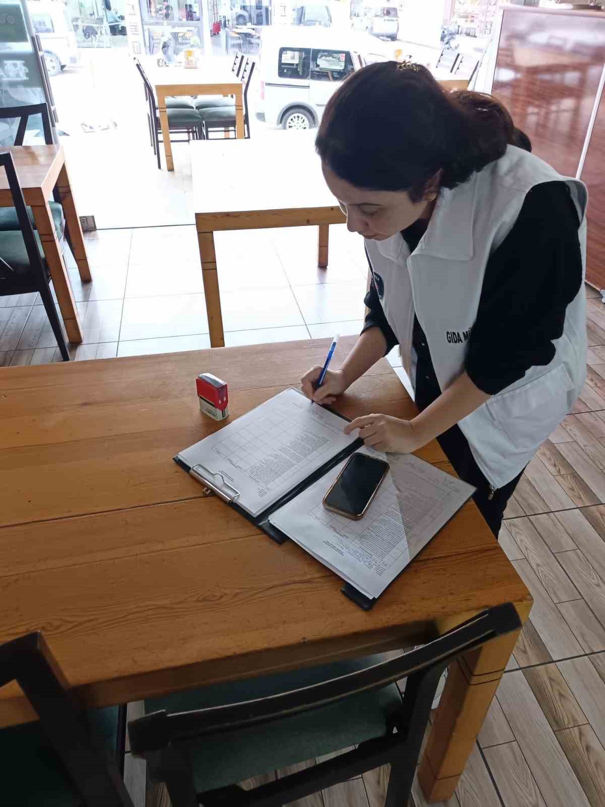 Kemer’de zabıtadan restoran ve kafelere denetim
