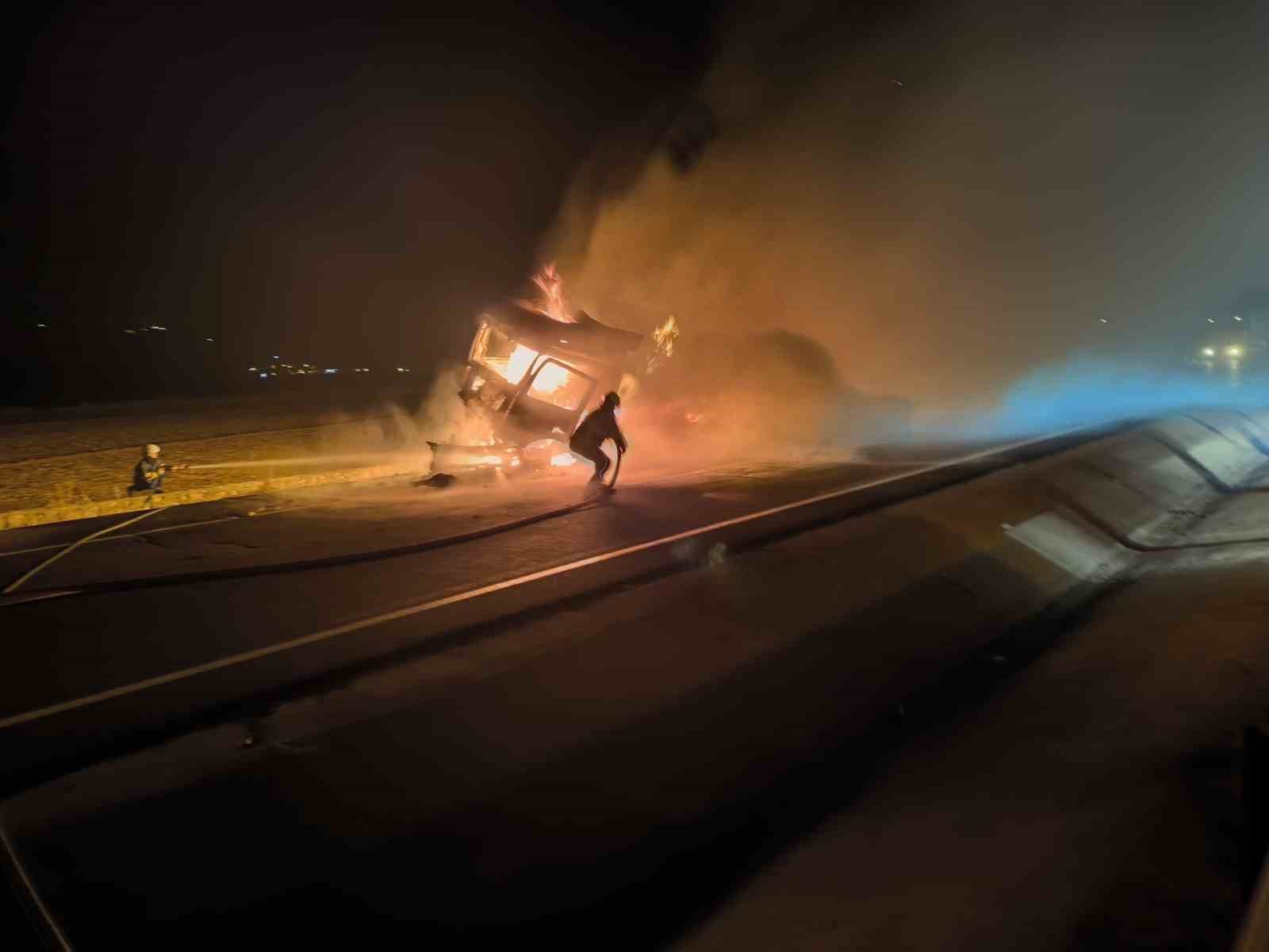 Mardin’de çarpışan iki tırdan biri yandı