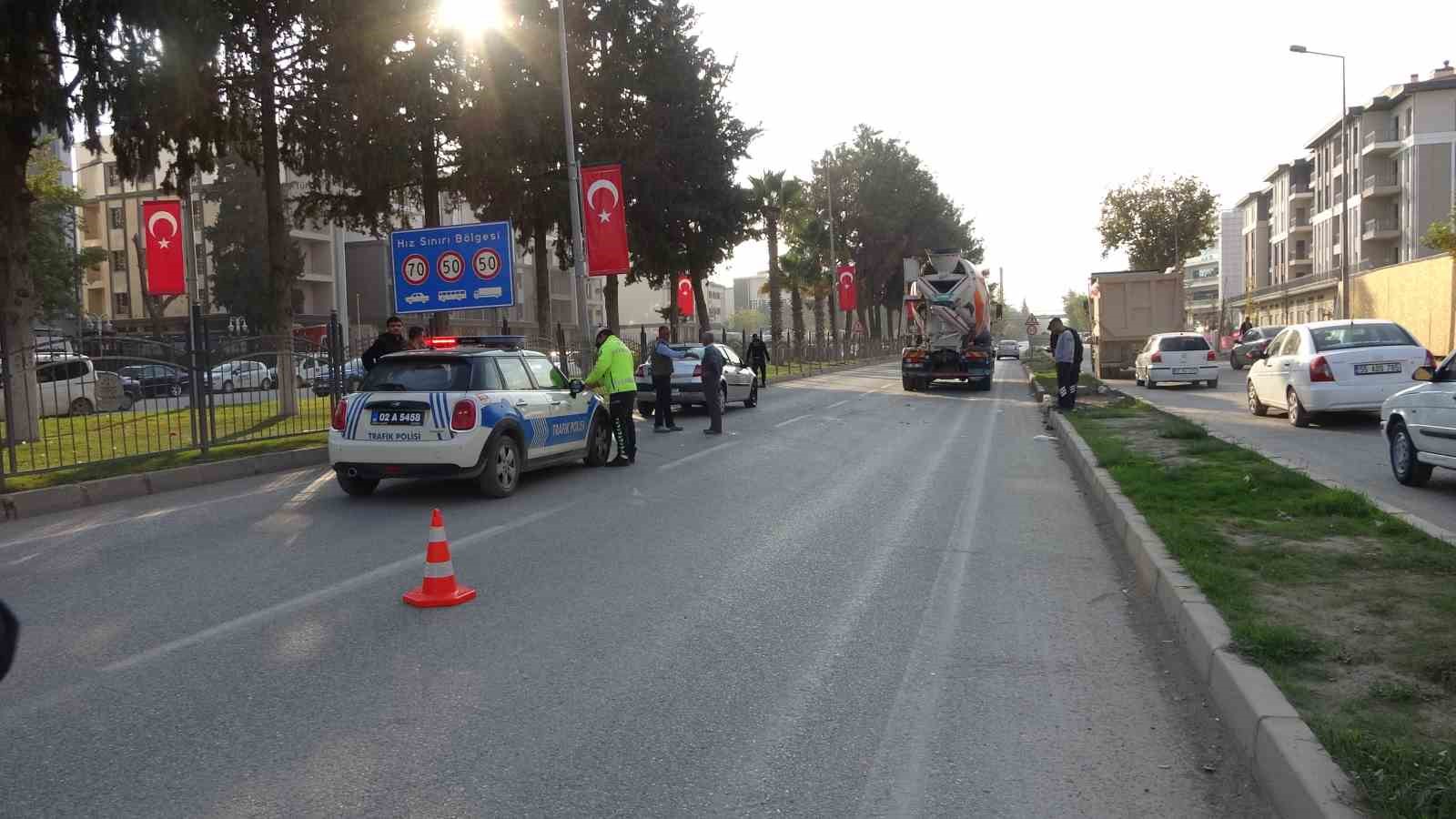 Çarpışan araçlar bulvarı trafiğe kapattı