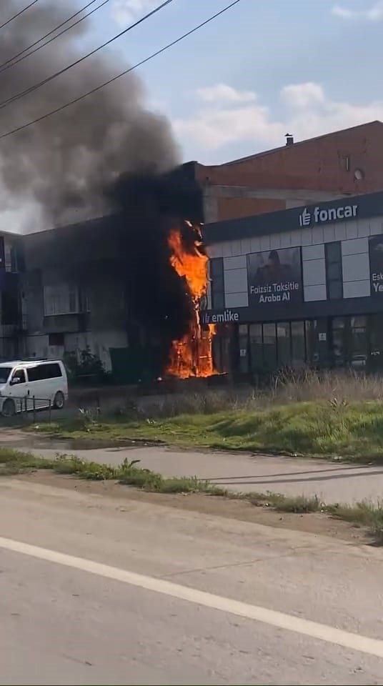 Bursa&rsquo;da elektrik panosundan çıkan yangın işyerine sıçradı