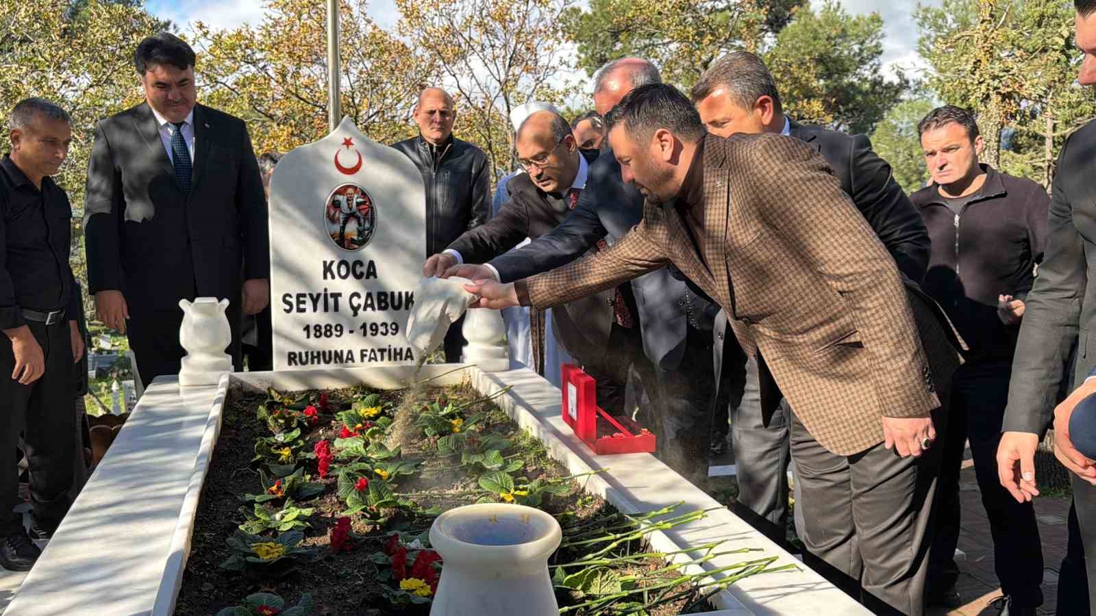 Çanakkale kahramanı Seyit Onbaşı vefatının 86. yılında kabri başında anıldı
