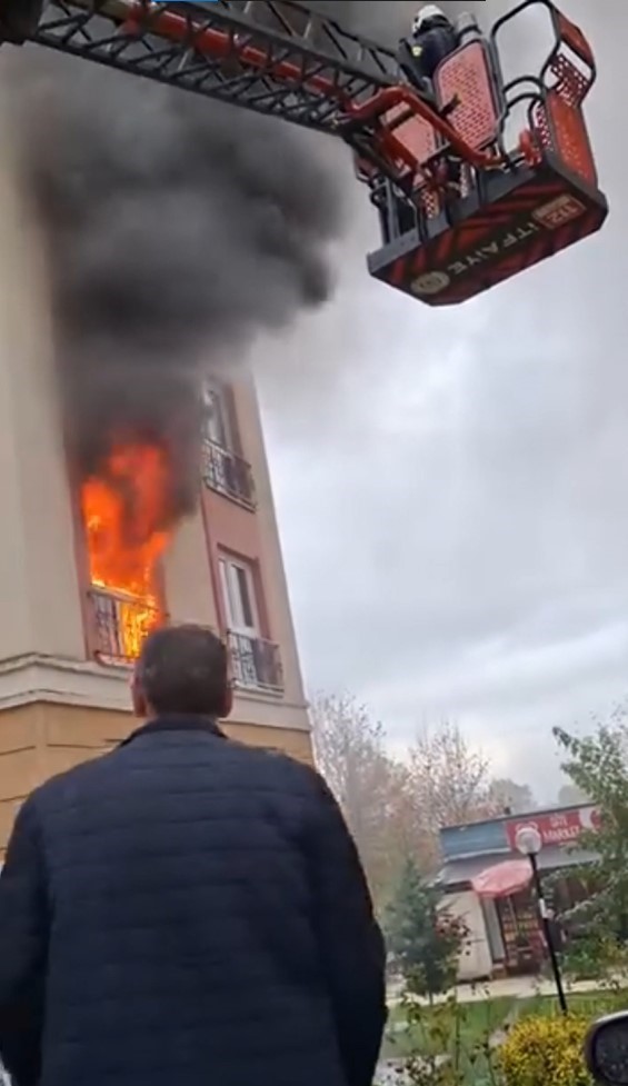 Oksijen maskesini vatandaşa veren itfaiye eri, o anları anlattı: "Önceliğimiz insan"
