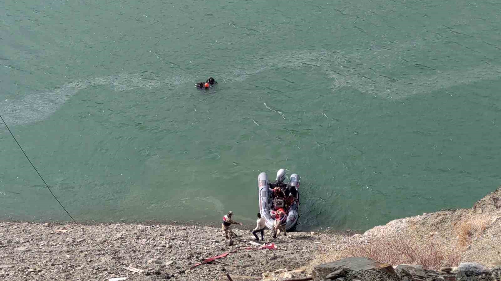 Van’da 3 gence mezar olan otomobil, sudan çıkarıldı