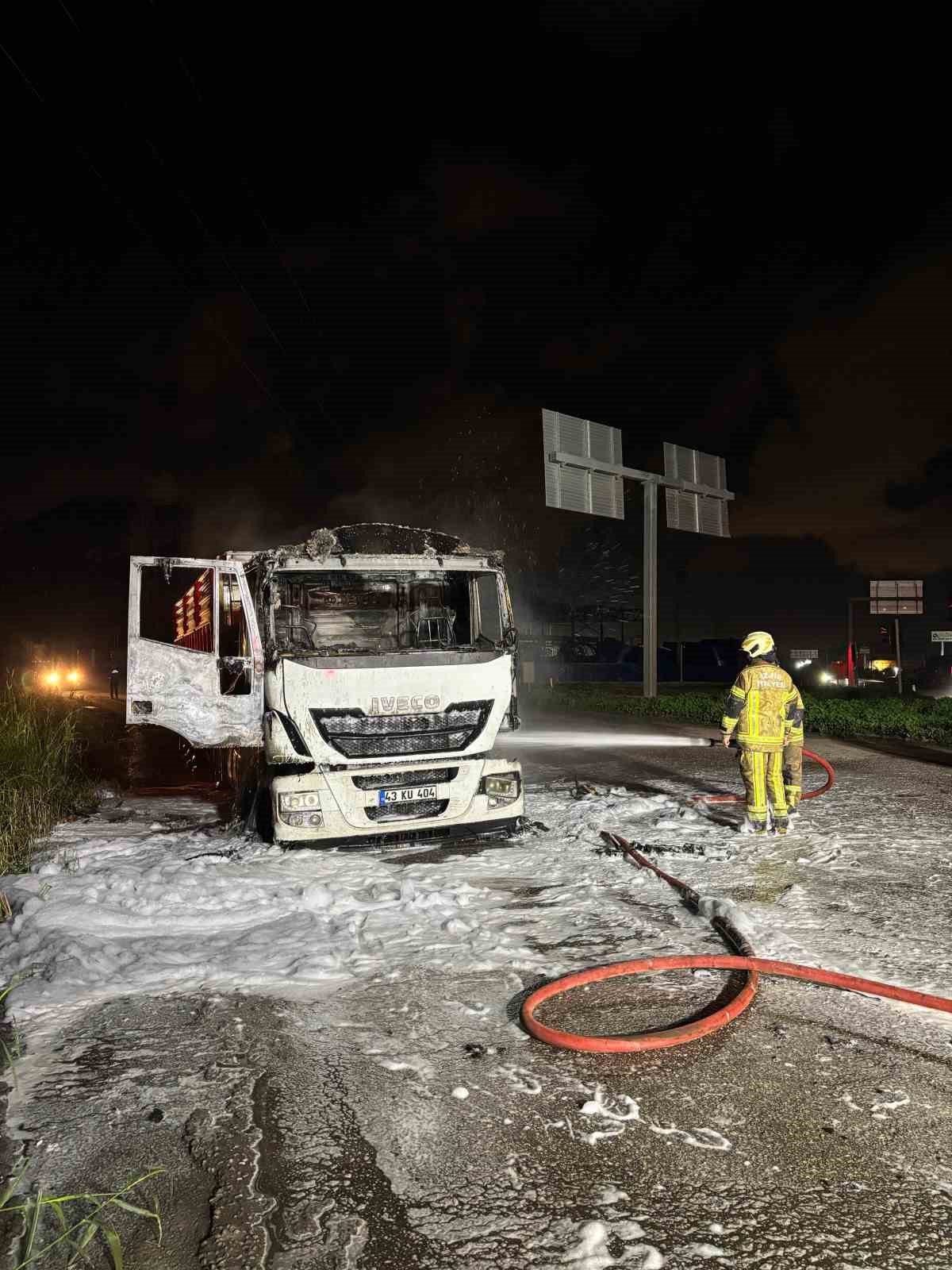 İzmir’de kömür yüklü tır alev aldı
