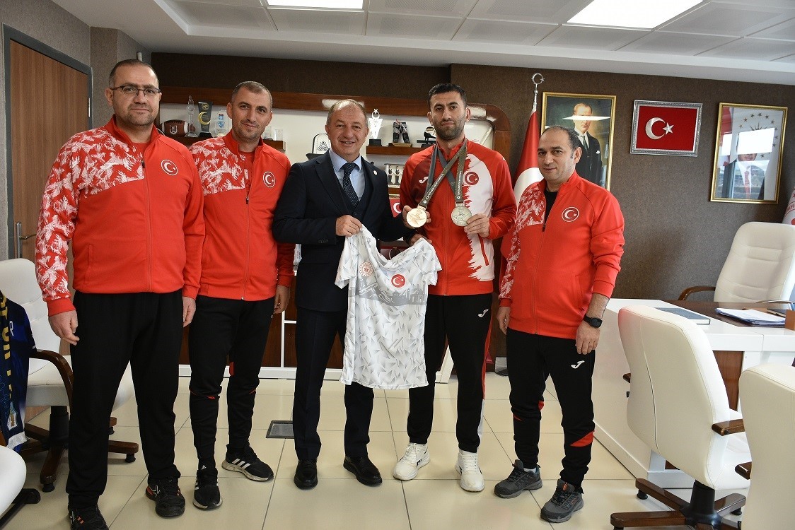 Çakmur’dan olimpiyat fatihine kutlama