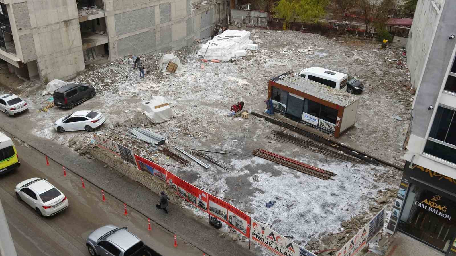 Van’da dolu yağışı şehri beyaza bürüdü