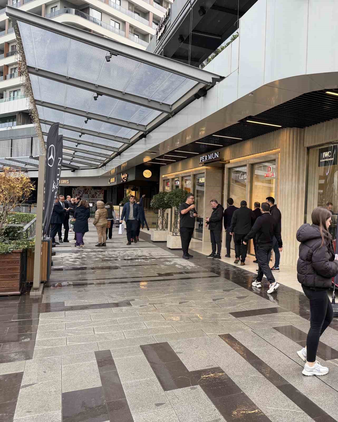 Milyonluk İsviçre saatlerini parçalayıp topladılar
