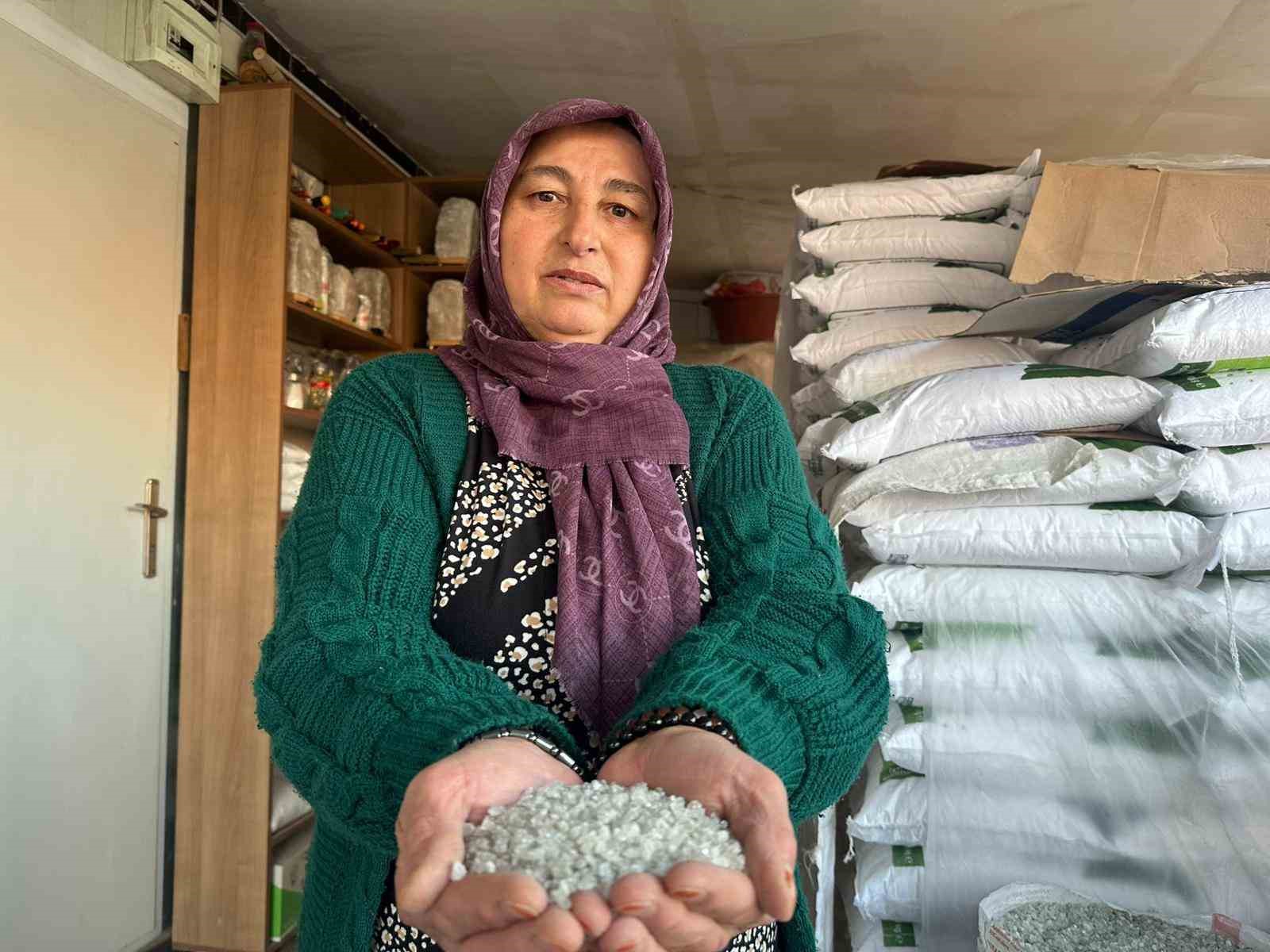 Hem satıyor hem anlatıyor: 4 çocuk annesi Çankırı’nın meşhur tuzuyla 6 yıldır geçimini sağlıyor