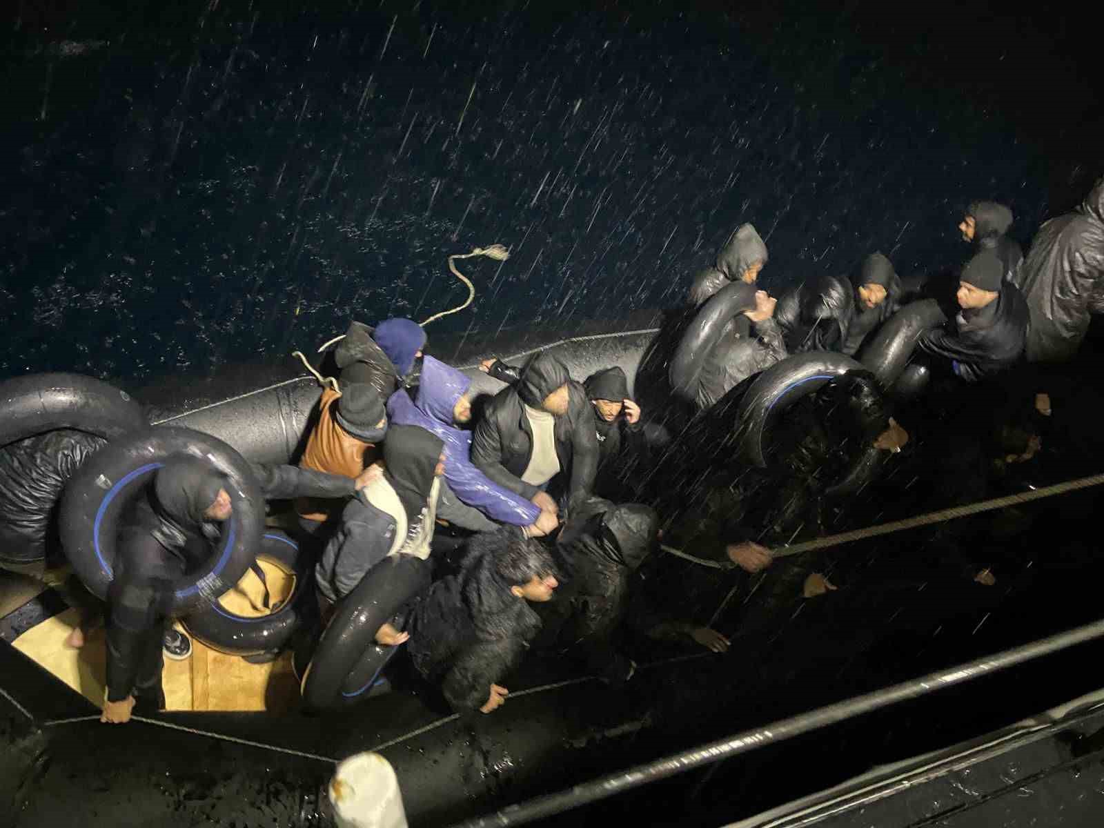 Yağmurun altında denizde sürüklenen göçmenlere sahil güvenlik yetişti