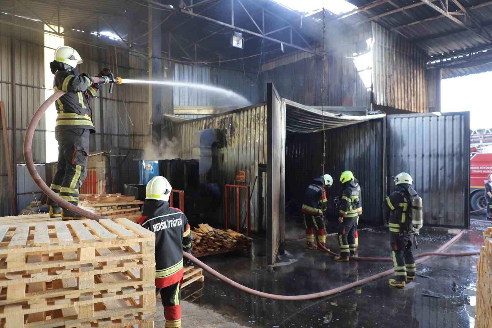 Mersin’de palet imalathanesinde çıkan yangın kontrol altına alındı