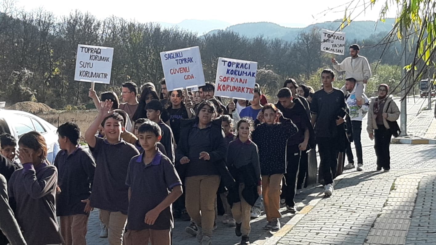 Mudurnu&rsquo;da &ouml;ğrenciler erozyon farkındalığı i&ccedil;in y&uuml;r&uuml;d&uuml;
