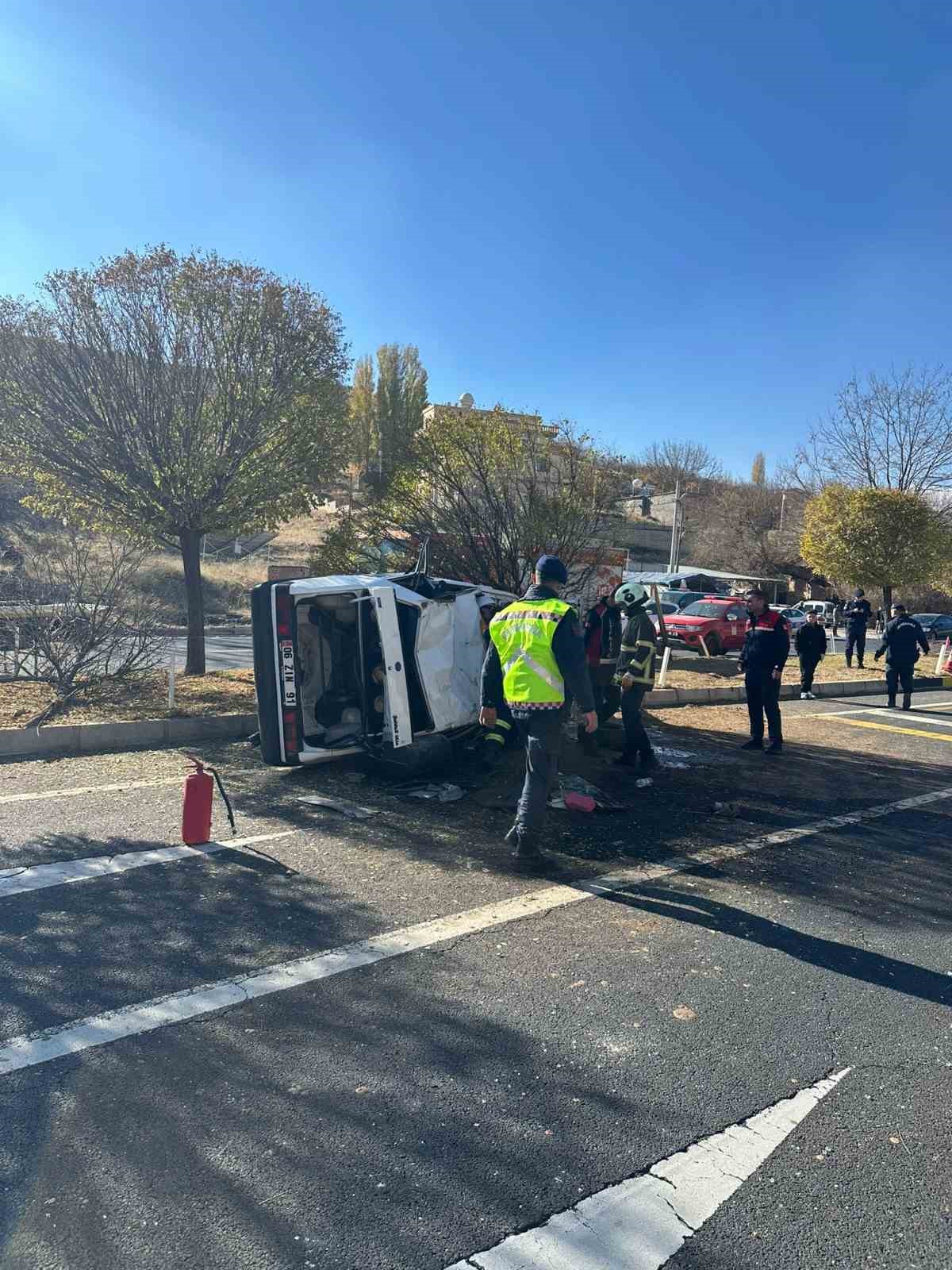 Mardin’de otomobil devrildi: 3 yaralı