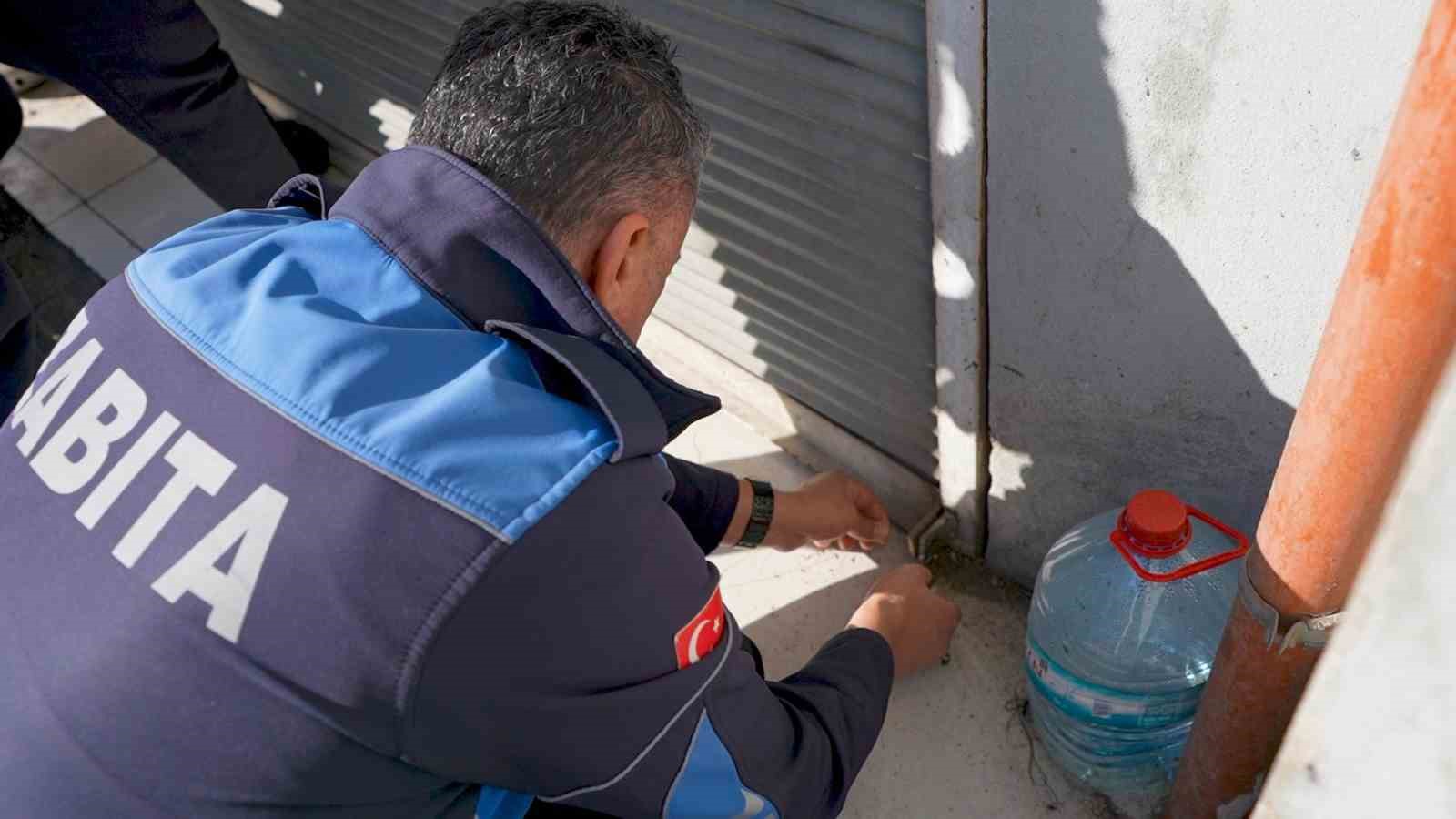 Tarsus’ta okul kantinlerine ürün veren imalathane hijyen ihlali nedeniyle mühürlendi