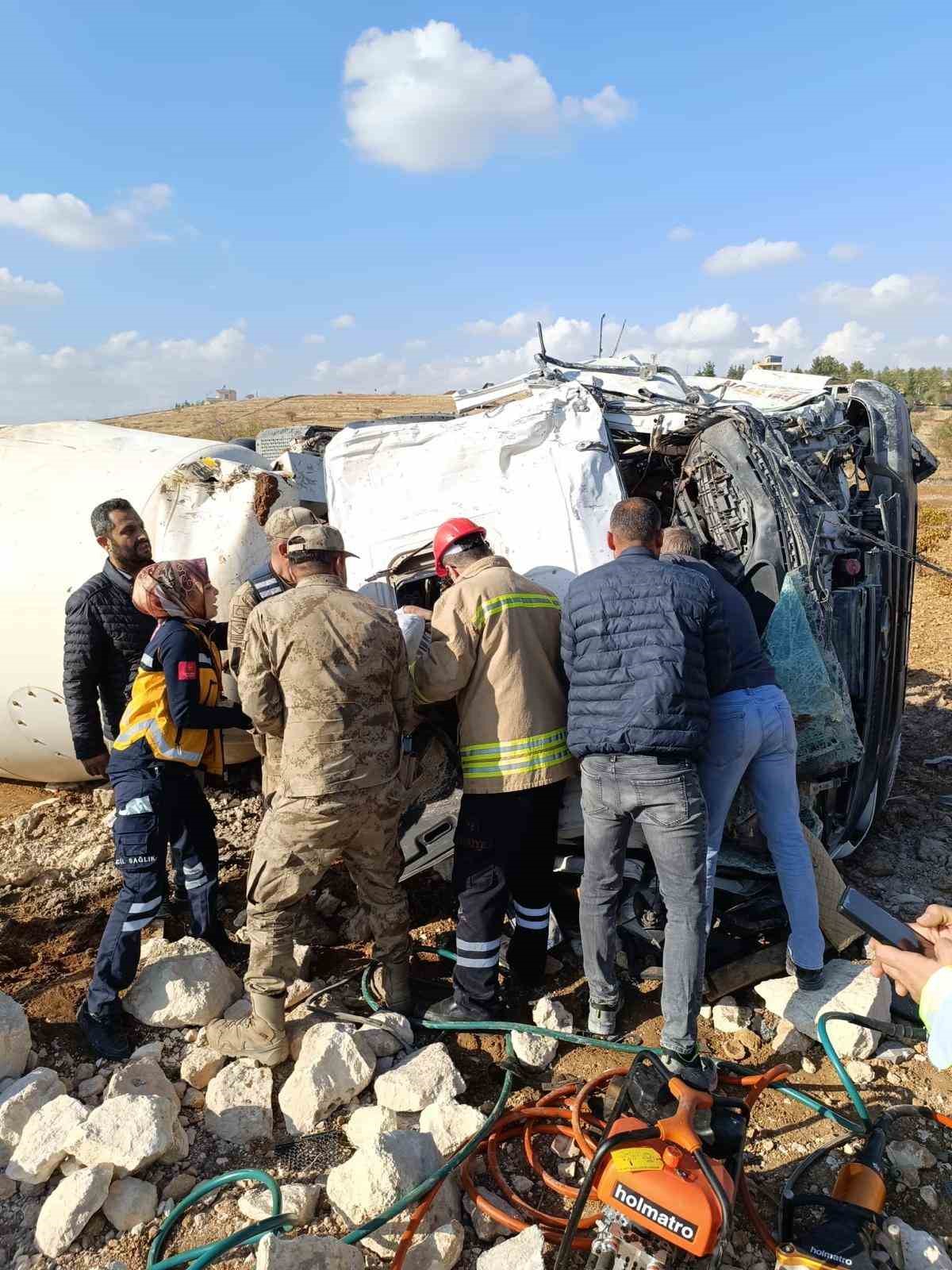 Mardin’de devrilen beton mikserinin sürücüsü yaralandı