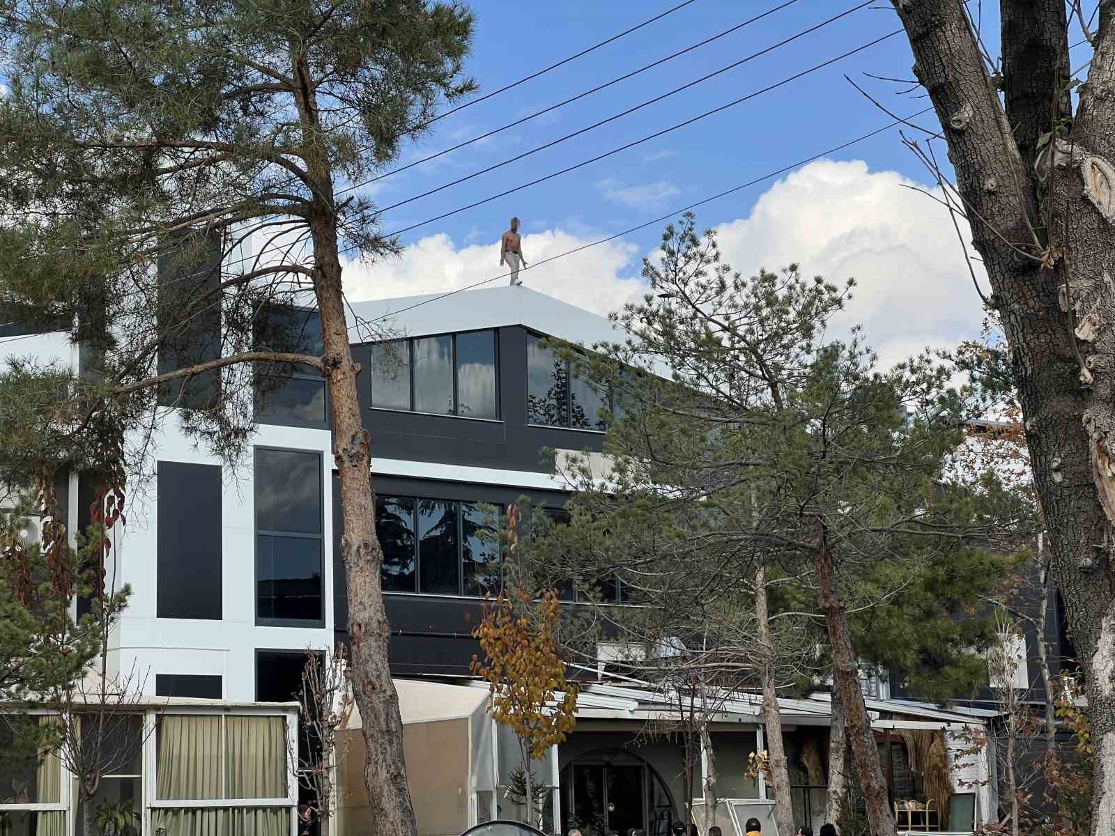 Alacağı için çatıya çıktı, yarı çıplak 3 saat ikna edilmeye çalışıldı