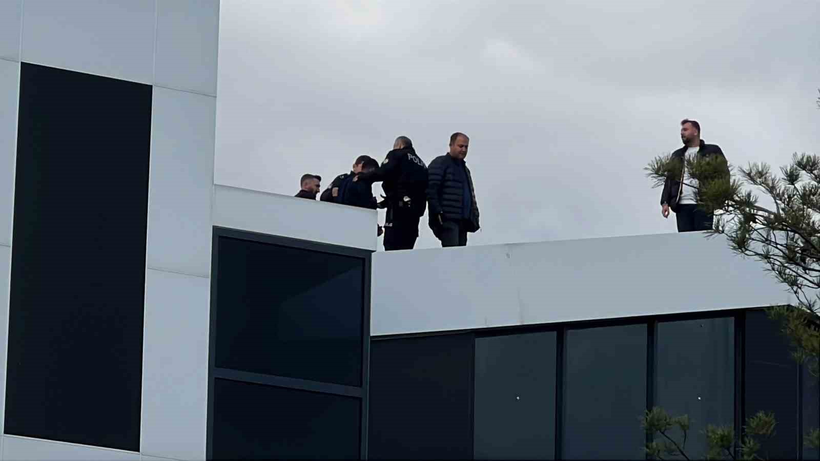 Alacağı i&ccedil;in &ccedil;atıya &ccedil;ıktı, yarı &ccedil;ıplak 3 saat ikna edilmeye &ccedil;alışıldı
