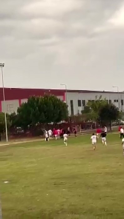 Adana’da amatör maçta saha karıştı
