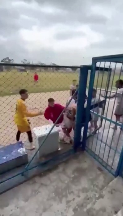 Adana&rsquo;da amat&ouml;r ma&ccedil;ta saha karıştı
