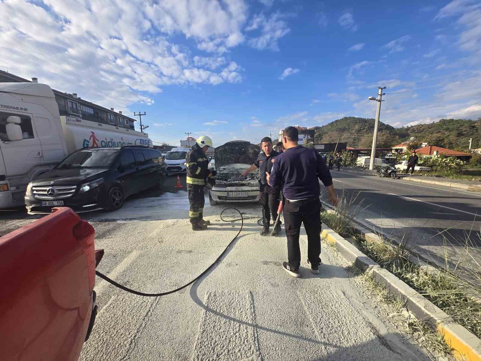 Ortaca&rsquo;da ara&ccedil; yangını
