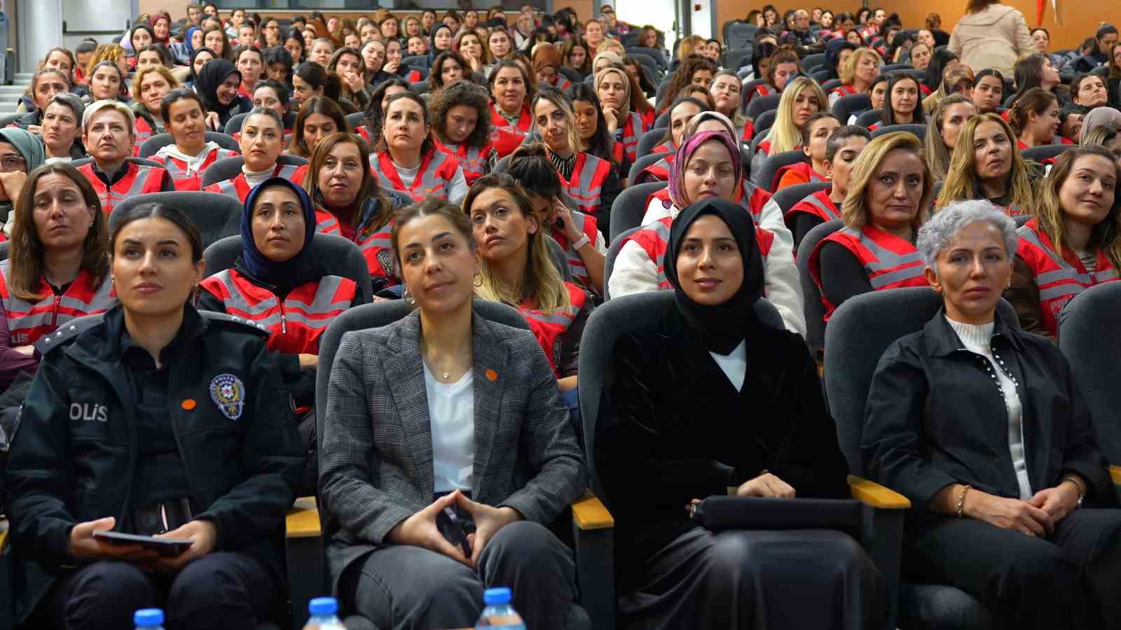 Tekirdağ’da kadın polisler "Kadın Yasal Hakları Eğitimi" konferansında bilgilendirildi