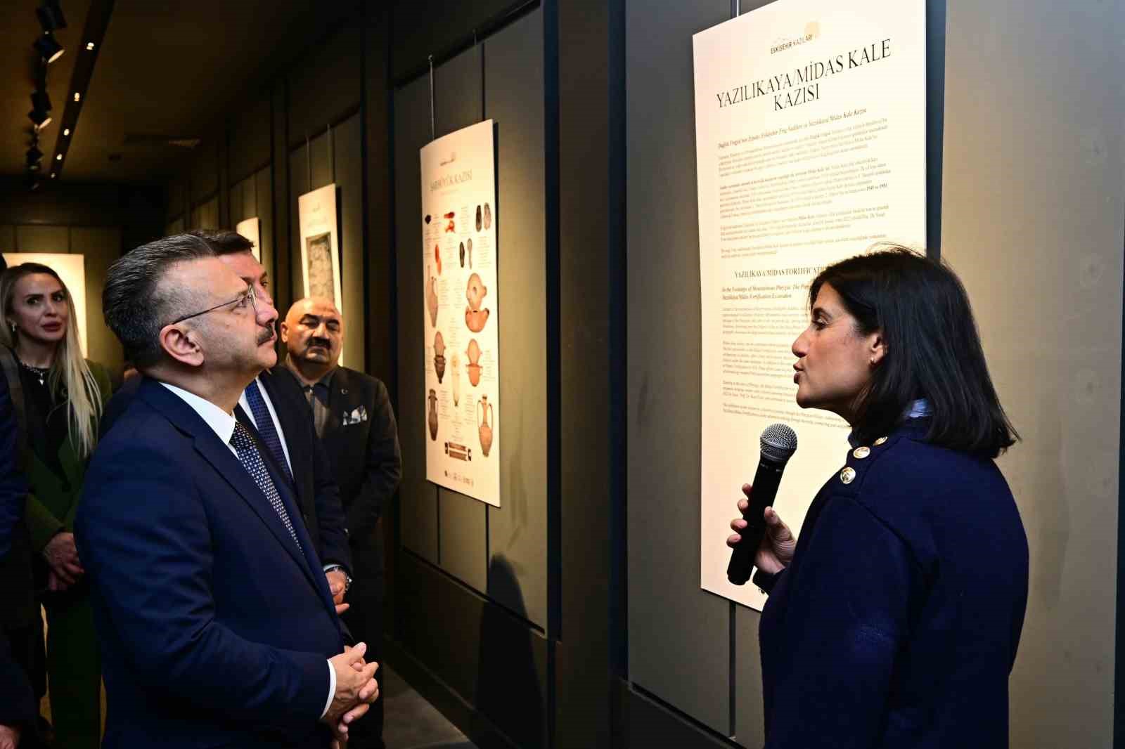 Kazı çalışmalarında ortaya çıkarılan tarihi eserlerin fotoğraflarından oluşan sergi açıldı
