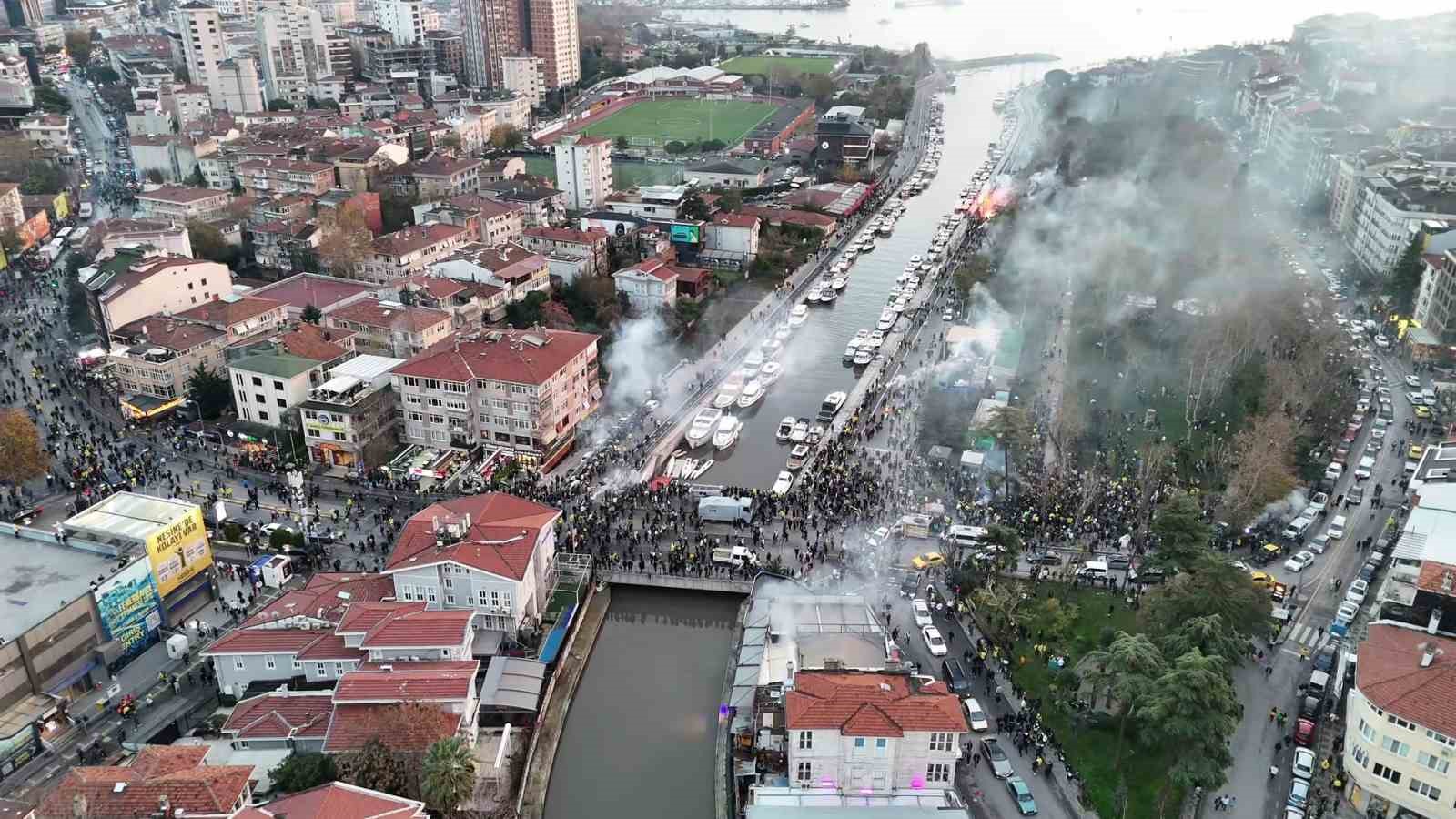 Kadıköy’de derbi öncesi trafik durma noktasına geldi
