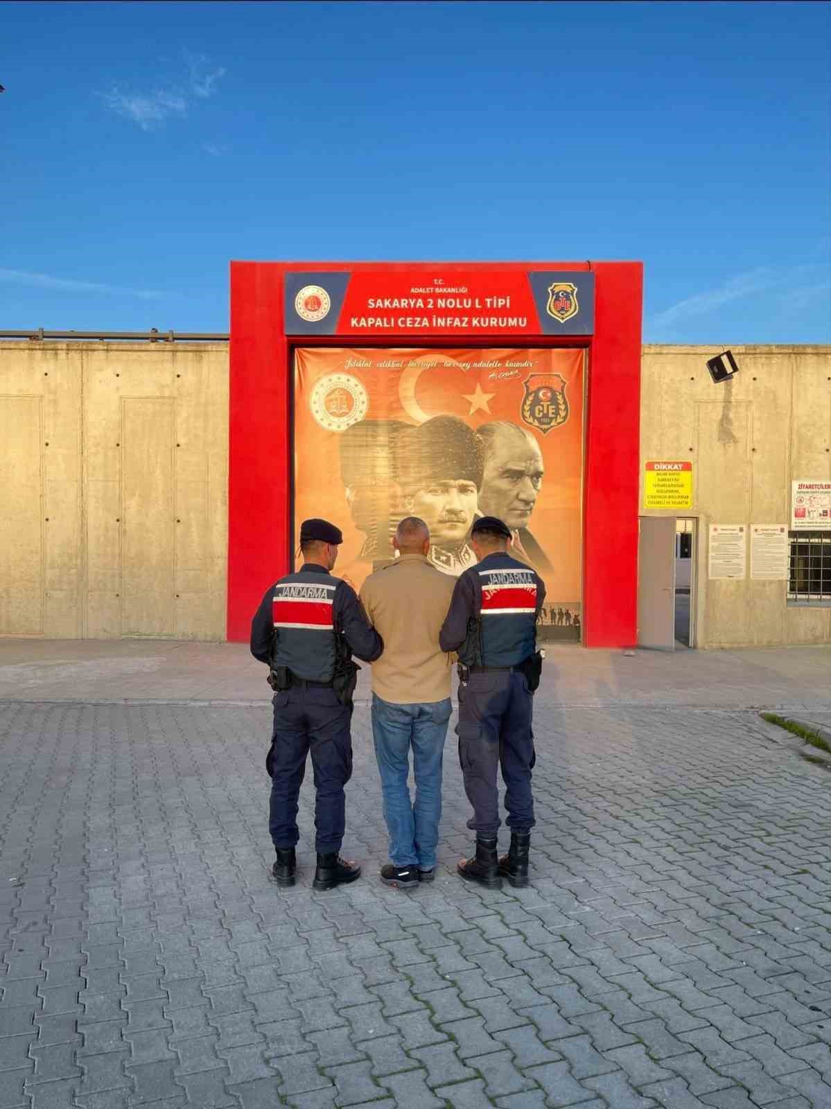 42 ve 28 yıl hapis cezası olan şahıslar jandarmadan kaçamadı
