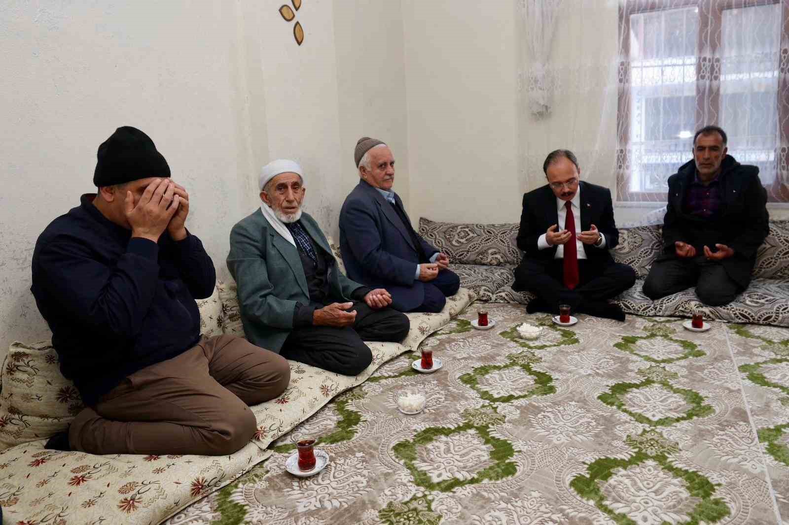 Vali Kızılkaya kazada hayatını kaybeden vatandaşın ailesiyle görüştü