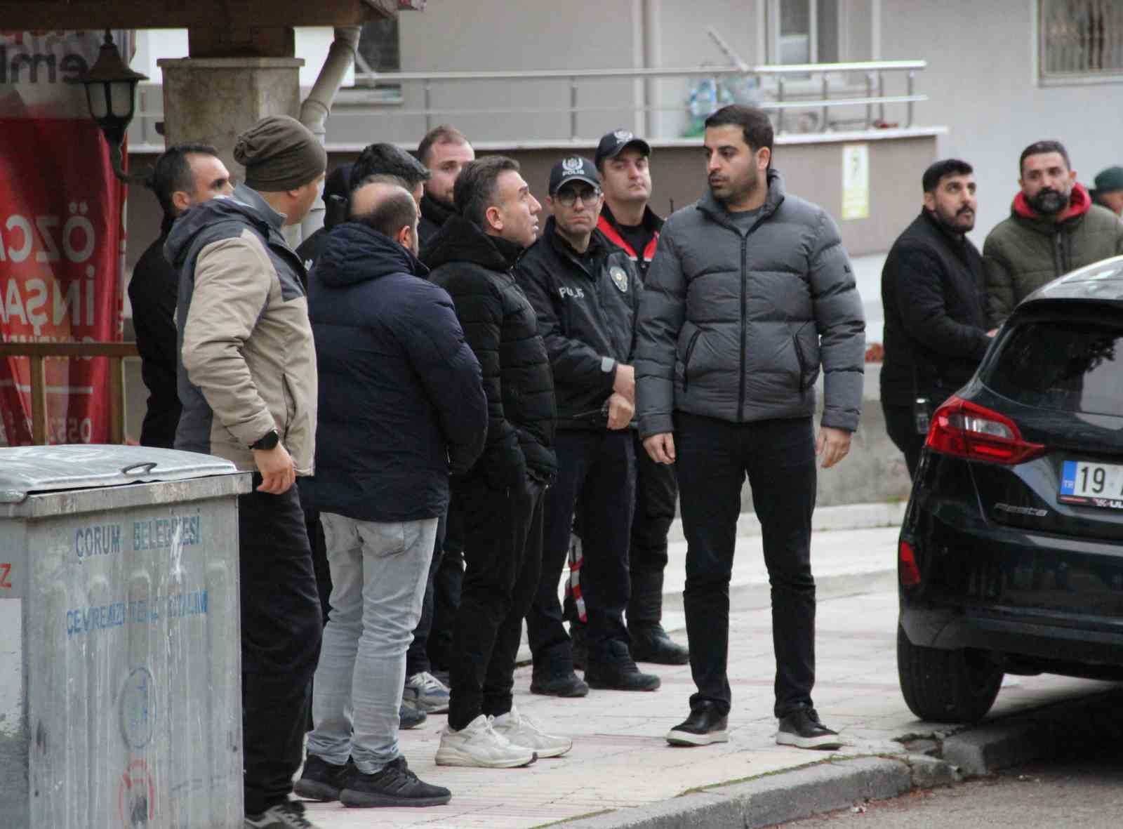 Binanın çatısında intihara kalkışan şahsı İl Emniyet Müdürü ikna etti
