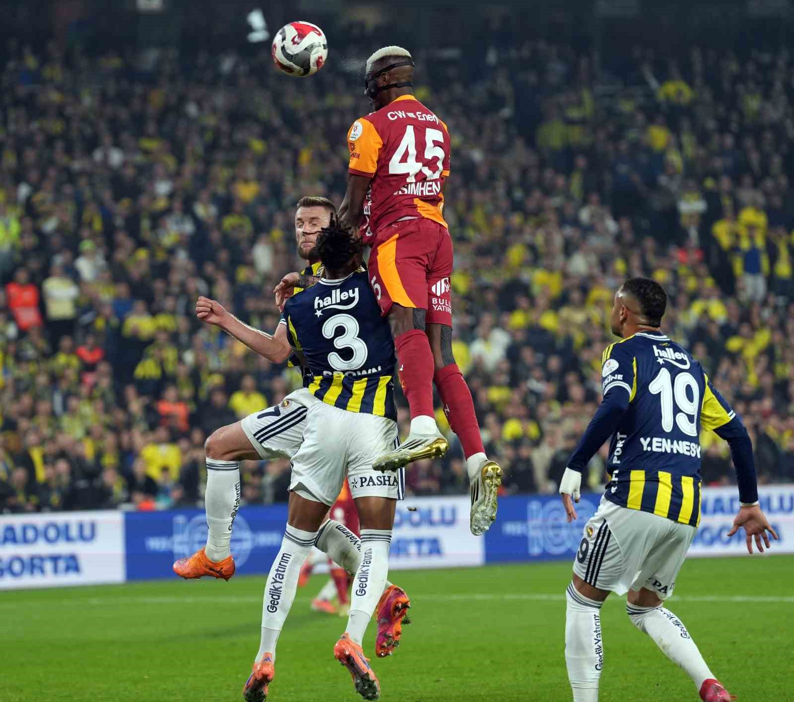 Trendyol Süper Lig: Fenerbahçe: 0 - Galatasaray: 1 (İlk yarı)