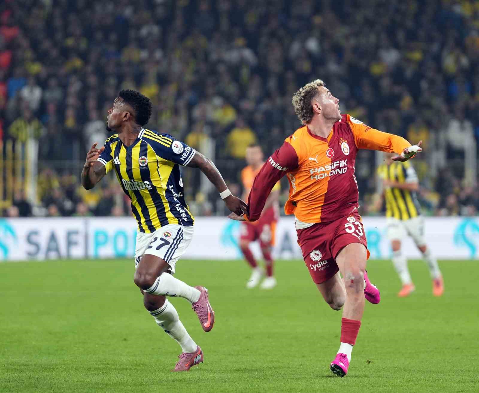 Trendyol Süper Lig: Fenerbahçe: 0 - Galatasaray: 1 (İlk yarı)
