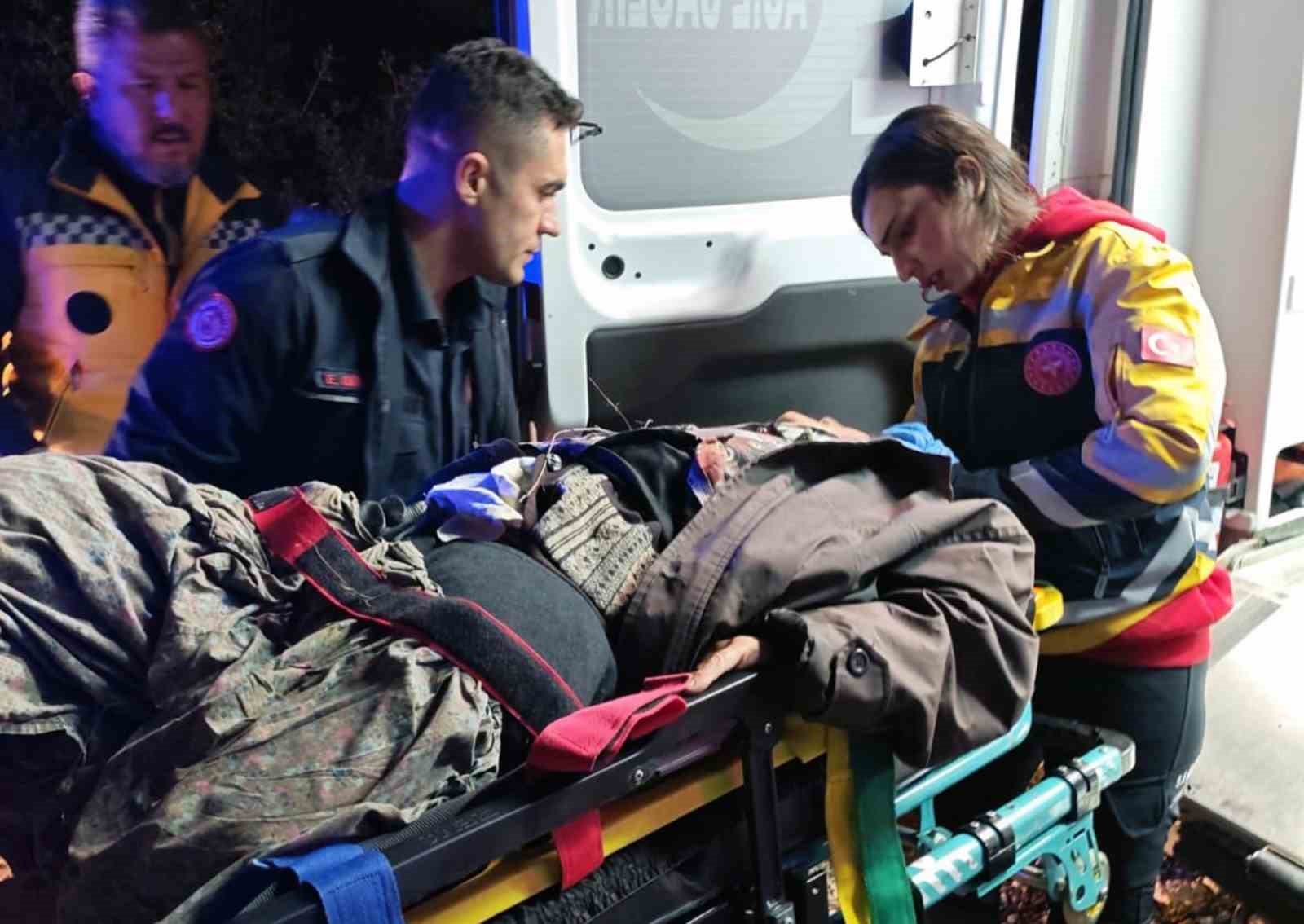 Devrilen traktörün altında kalan kadın yaralandı