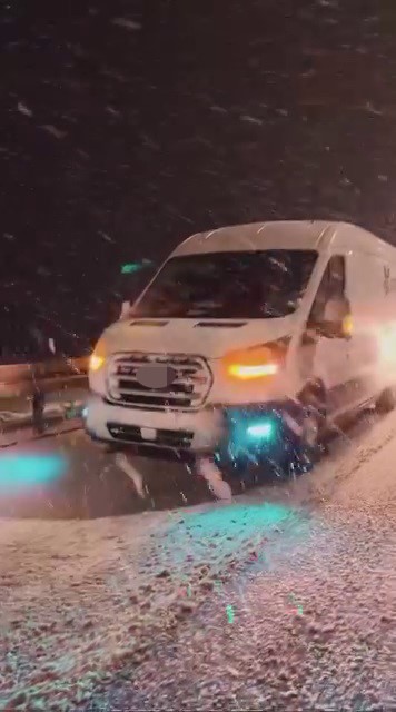 Kar yağışının etkili olduğu Yağdonduran Geçidi’nde sürücüler güçlükle ilerledi