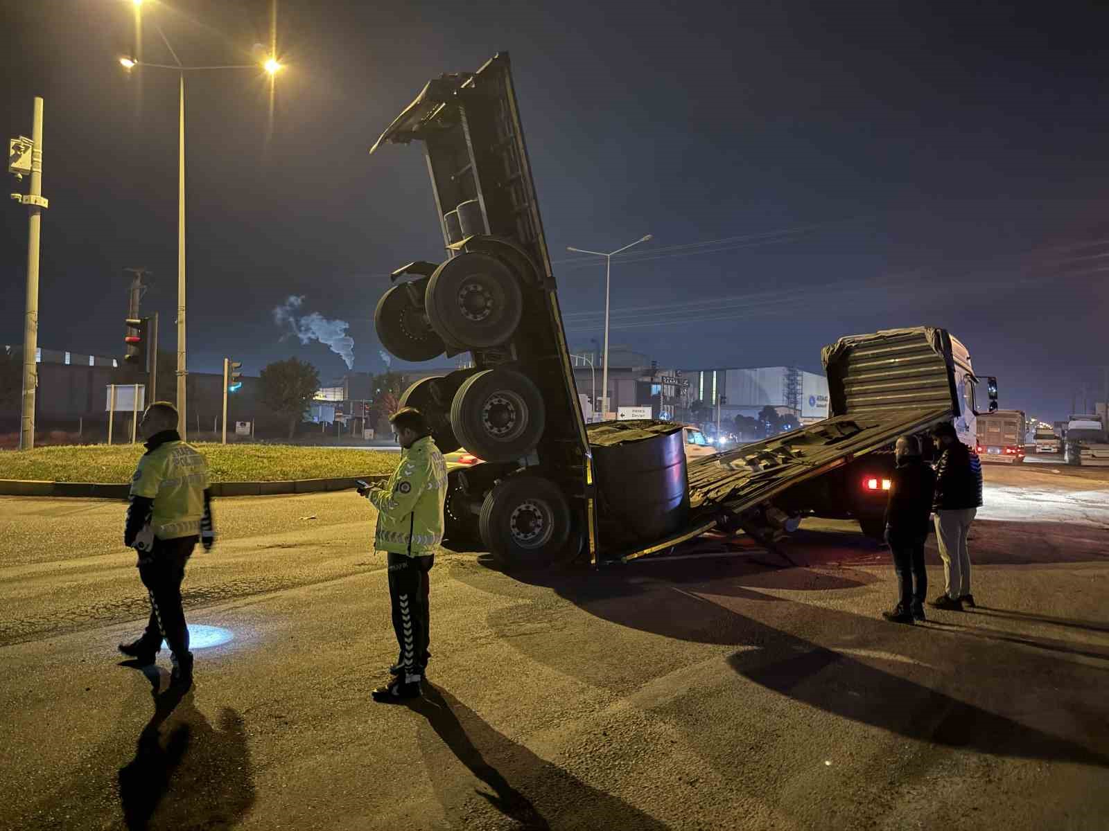 Demir rulo y&uuml;kl&uuml; dorse ortadan ikiye ayrıldı
