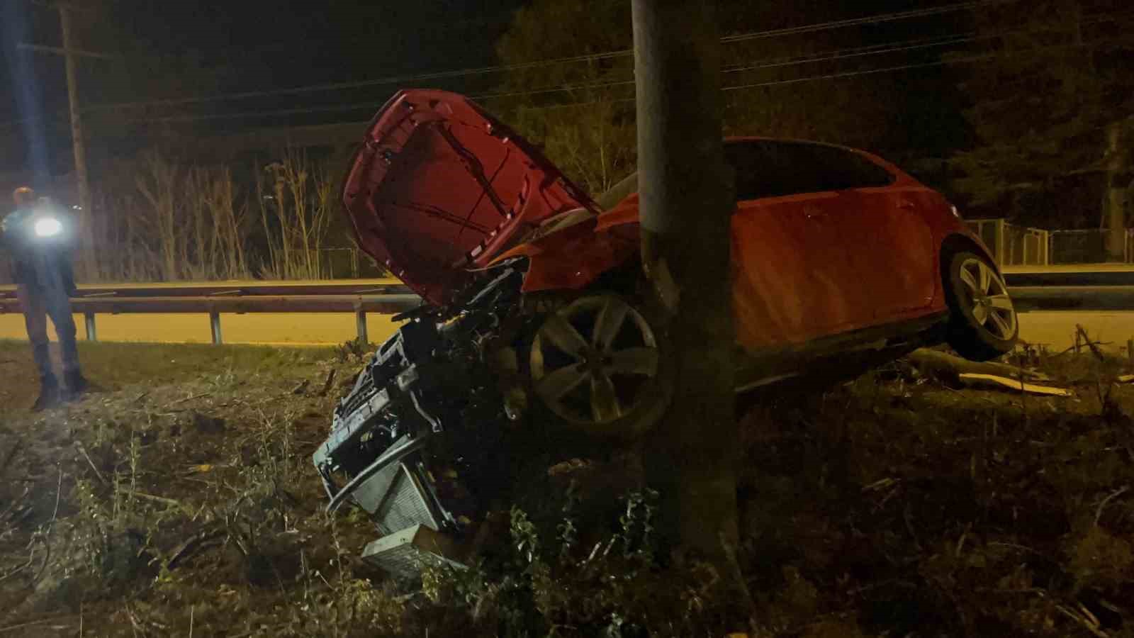 Kontrolden çıkan araç ağacın üzerine çıktı: 1 ağır yaralı