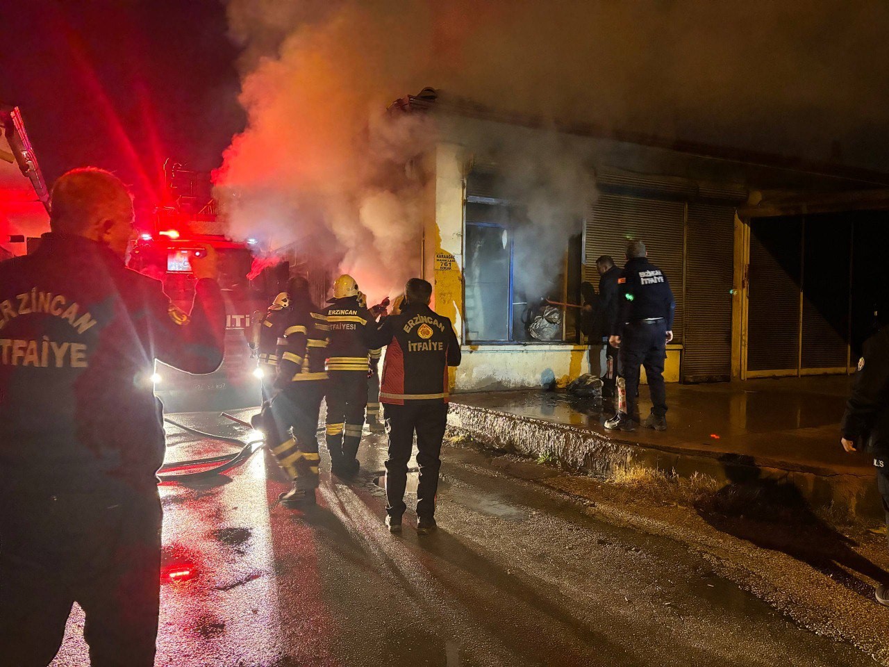 Gece yarısı iş yeri yangını: Kepenkler ve camlar kırıldı
