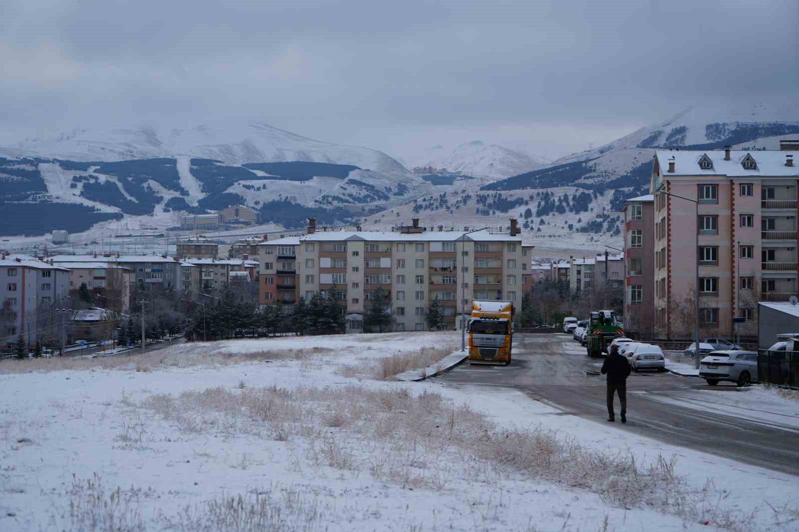 Erzurum güne karla uyandı