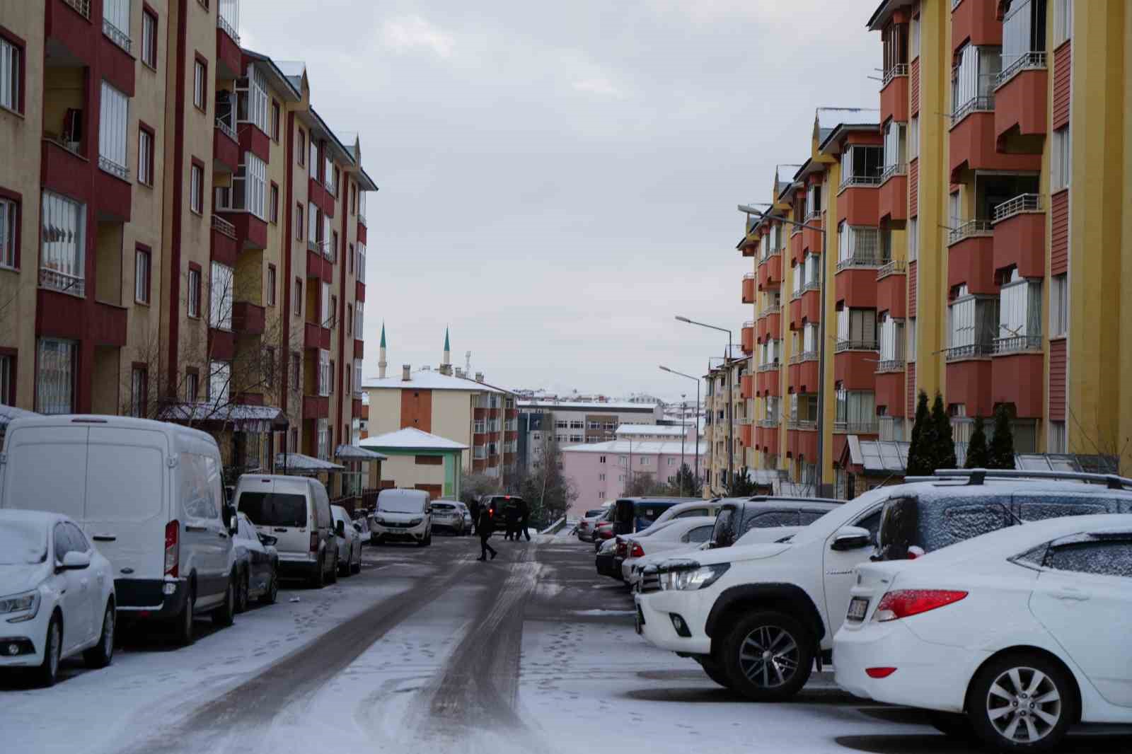 Erzurum g&uuml;ne karla uyandı
