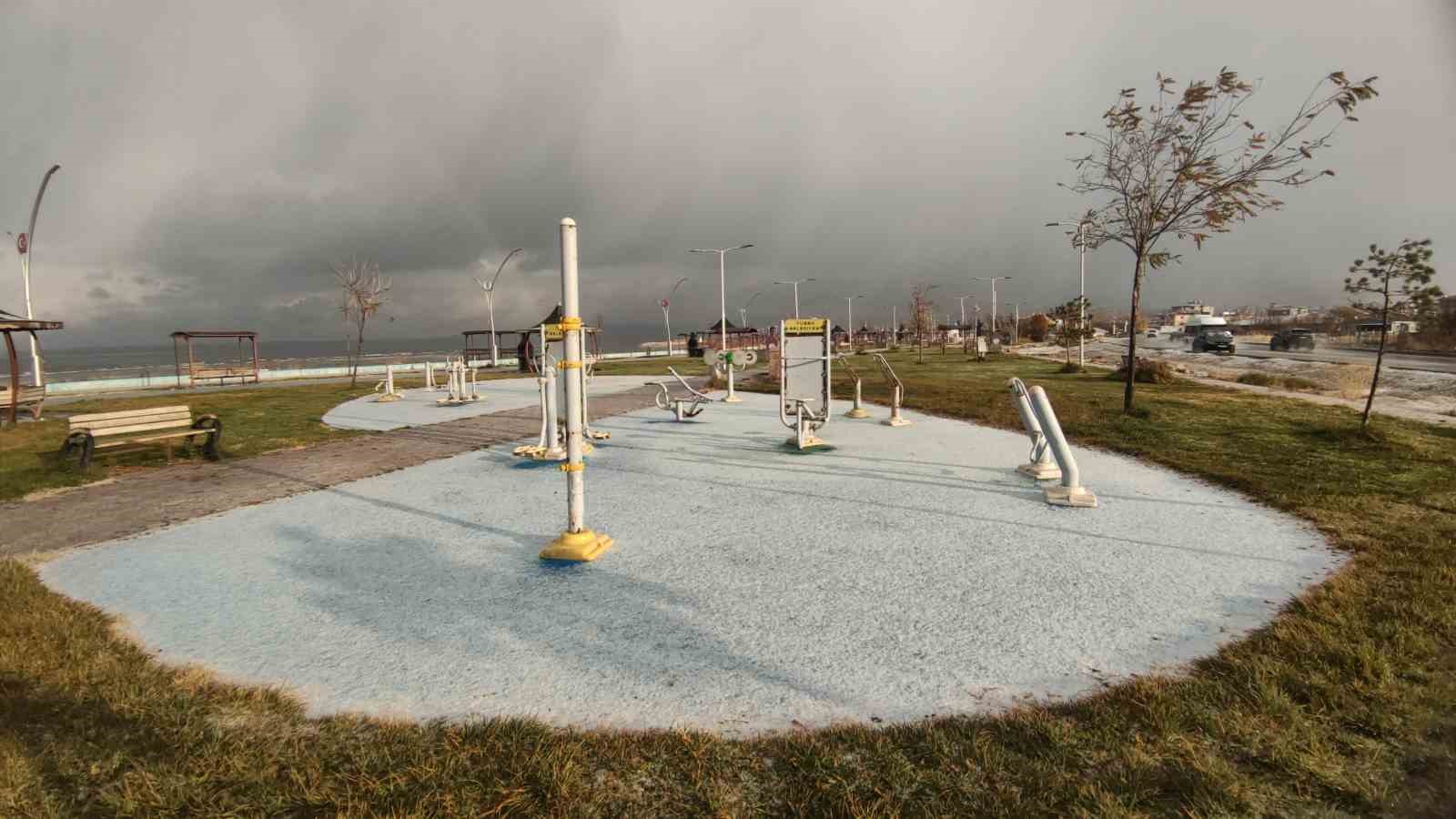 Van’da dolu yağışı şehri beyaza bürüdü