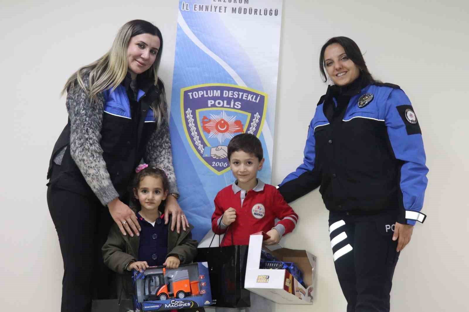 Kaybolan oyuncağı i&ccedil;in polisten yardım istedi
