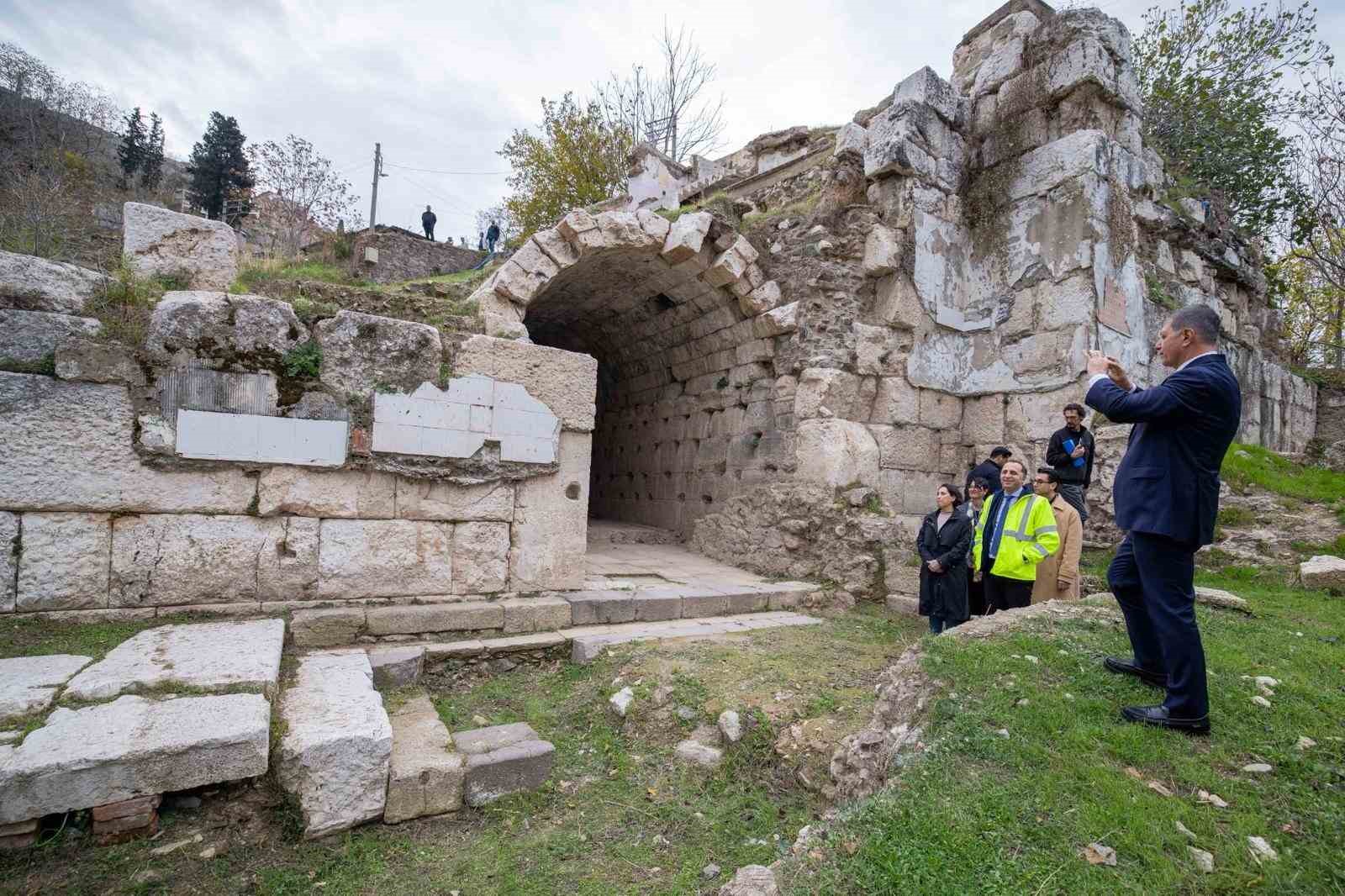 Smyrna Tiyatrosu gün yüzüne çıkıyor