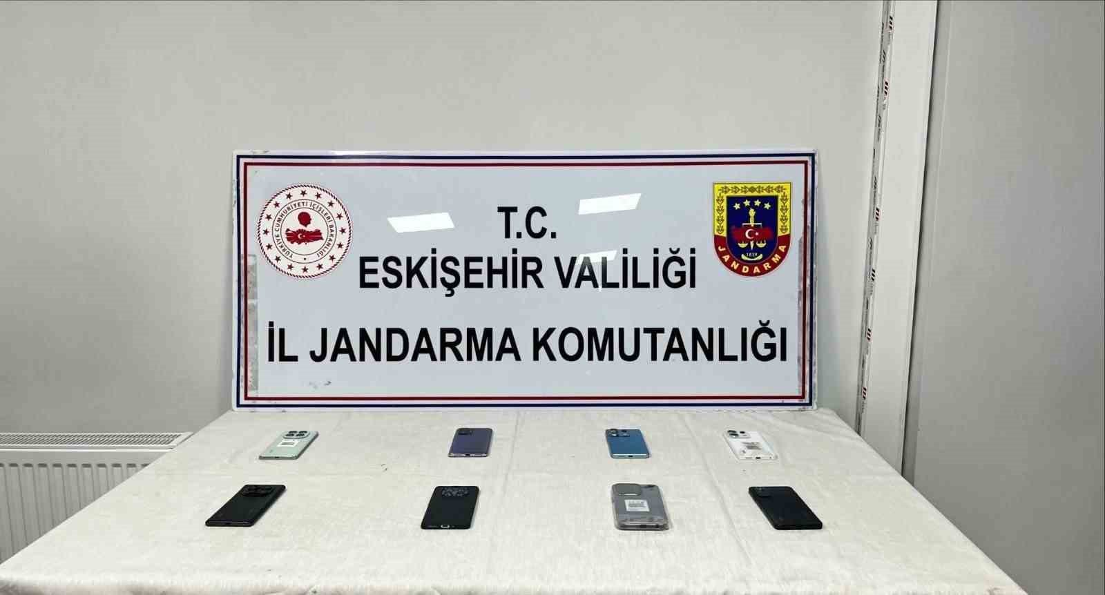 Ka&ccedil;ak t&uuml;t&uuml;n ve cep telefonu satmak isteyen şahısları jandarma yakaladı
