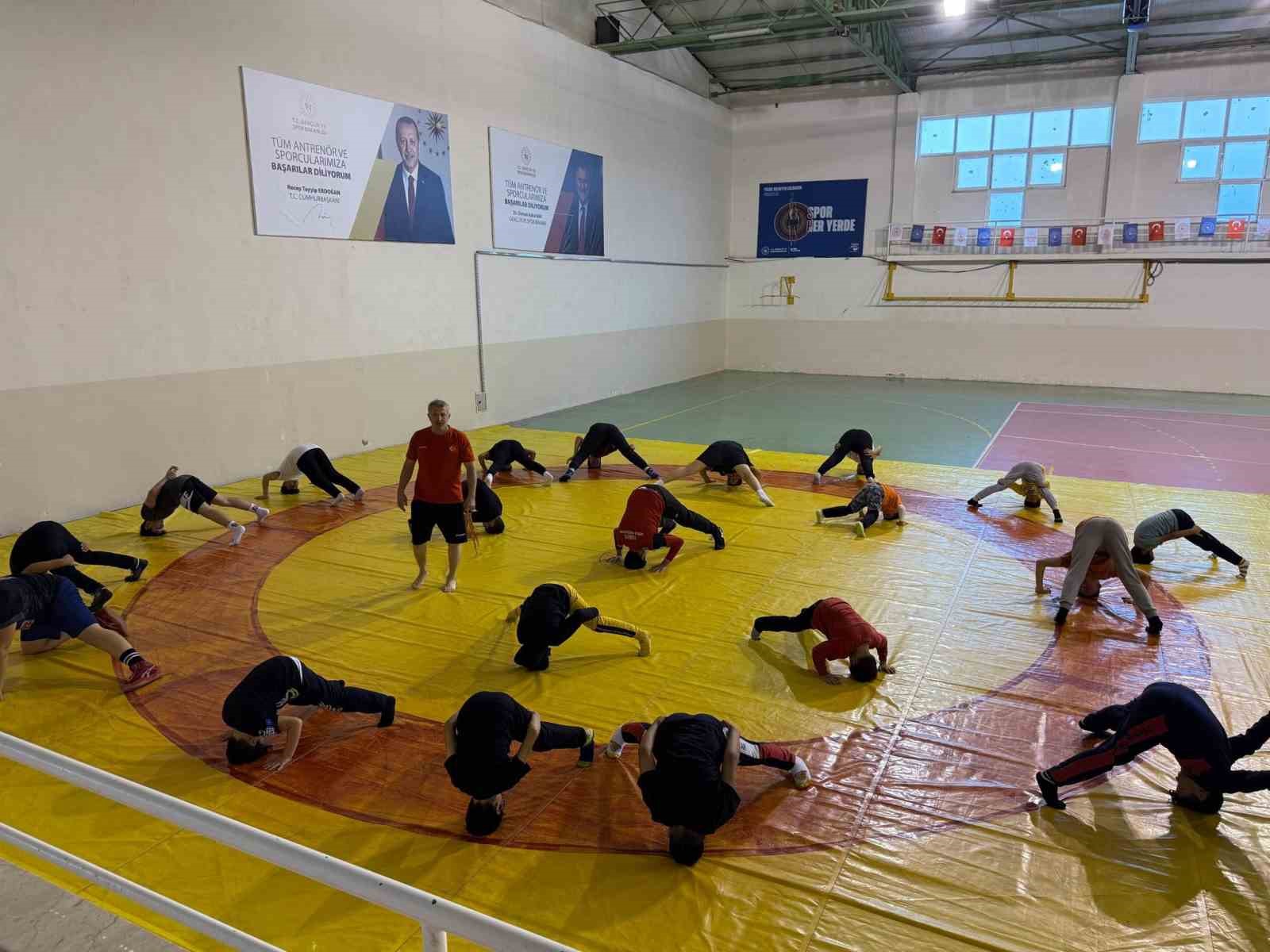 Bilecik’te güreşte gençlerden yoğun mücadele
