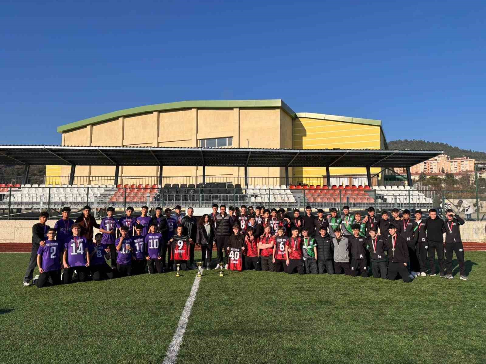 Okul Sporları Gençler Futbol Müsabakaların şampiyonu Mesleki ve Teknik Anadolu Lisesi
