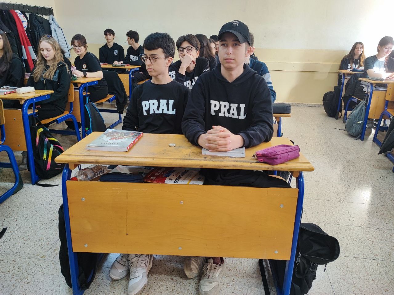 Adana&rsquo;da aynı anda kanseri yenip okula d&ouml;nen iki &ouml;ğrenci, balonlarla karşılandı
