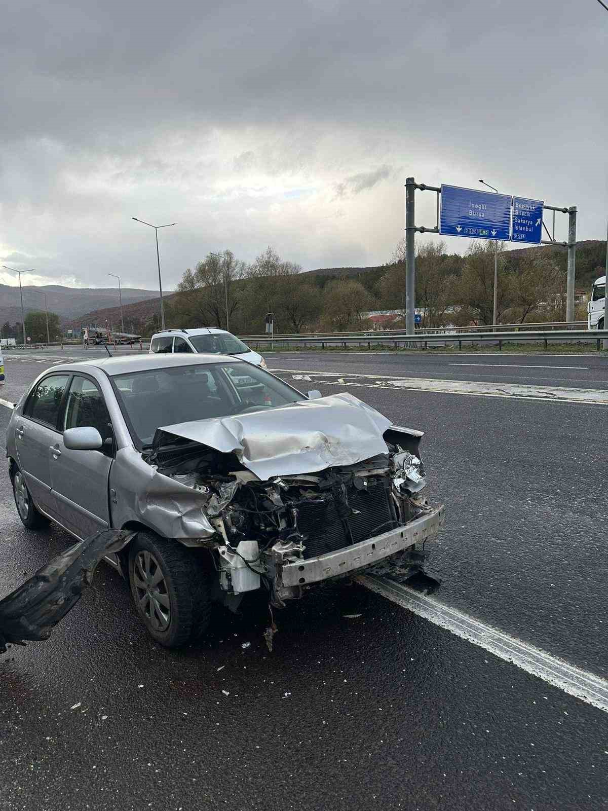 Bilecik’te otomobil beton bariyerlere çarptı: 2 yaralı